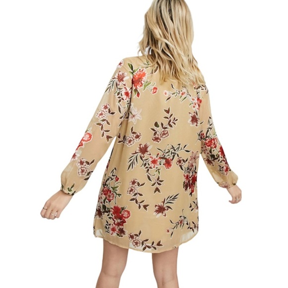En Crème swing dress in vintage floral and neck cut out detail. - Picture 2 of 12